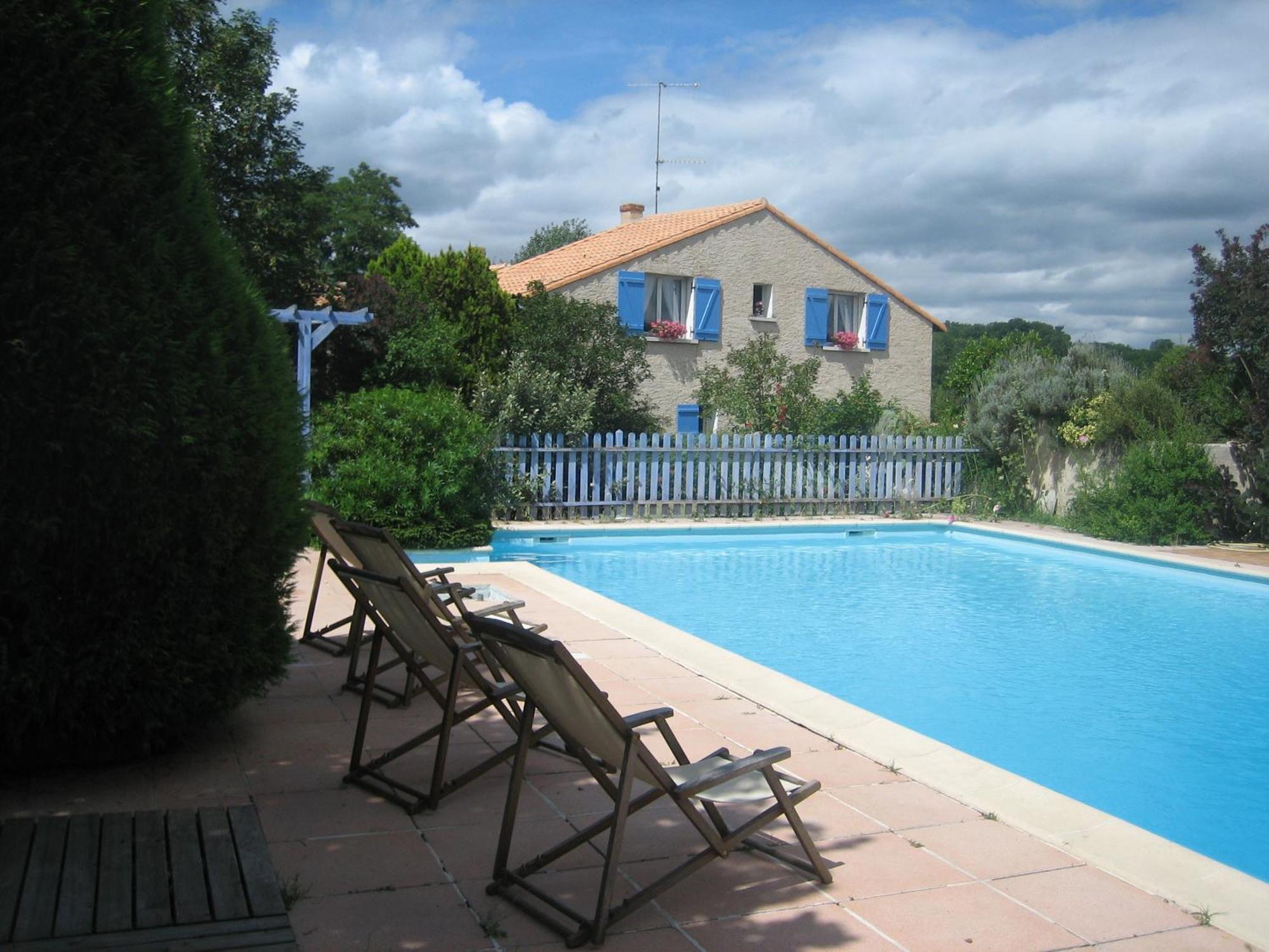 Les Pierres Blanches Bed & Breakfast Bonneuil-Matours Bagian luar foto